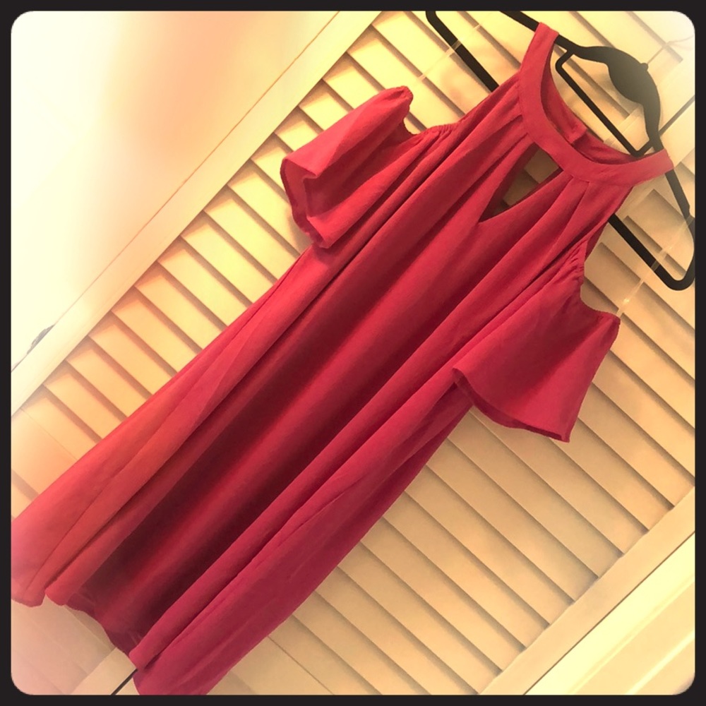 Open shoulders pink dress from Franchesca’s.